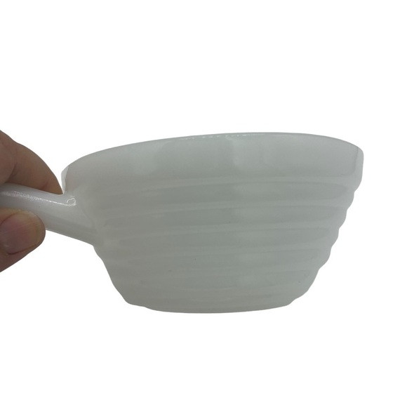 Vintage FIRE-KING WHITE BEEHIVE SOUP BOWL w/ HANDLE Ovenware Made in USA - Picture 3 of 9